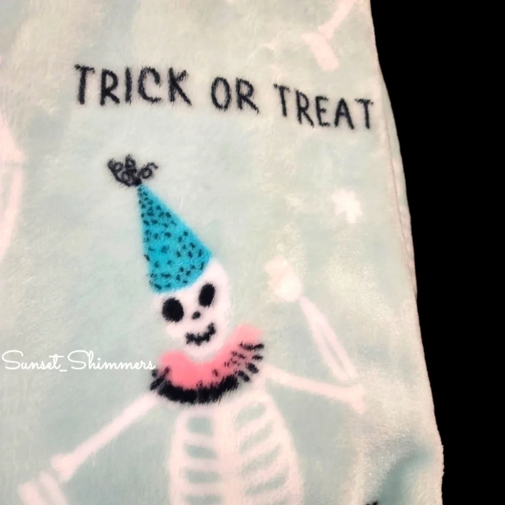 ENVOUGE Pastel Halloween SKELETON w PARTY HATS Throw Blanket Decor TikTok New